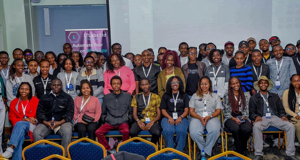 Attendees packed together for a group photograph in the session hall